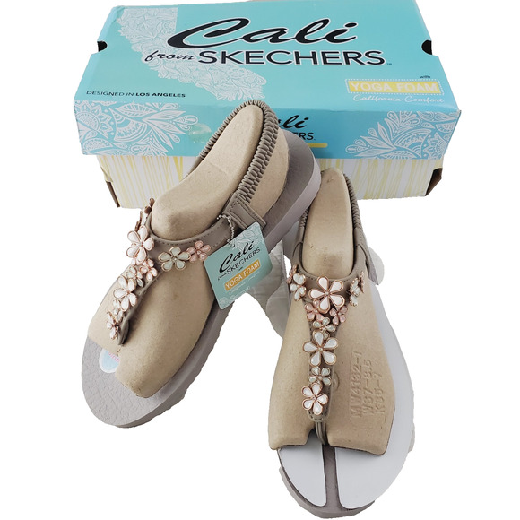 Skechers Cali Meditation Glass Daisy Yoga 8 Floral Sandals Taupe Thong Toe NEW - Picture 1 of 11